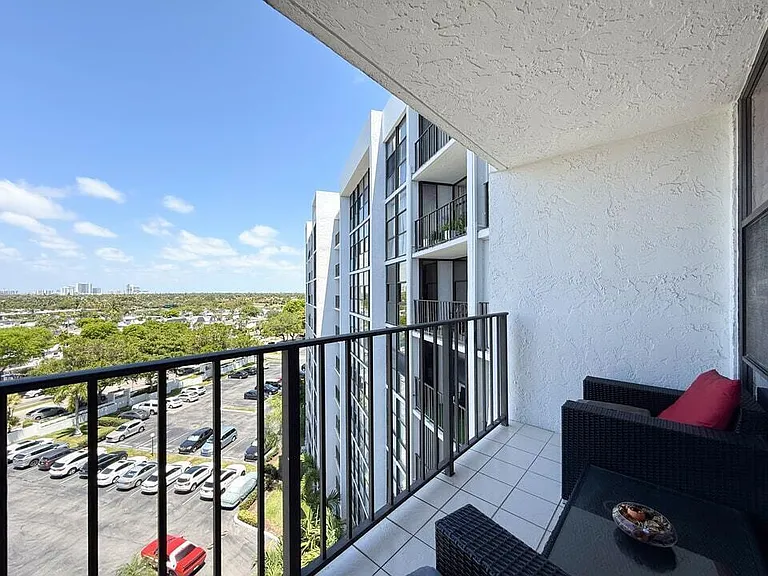 800 Parkview Dr #823 — Photo 21