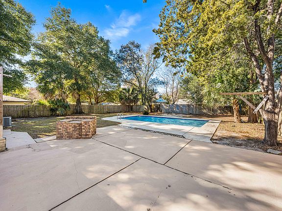 3rd image of 415 Main St