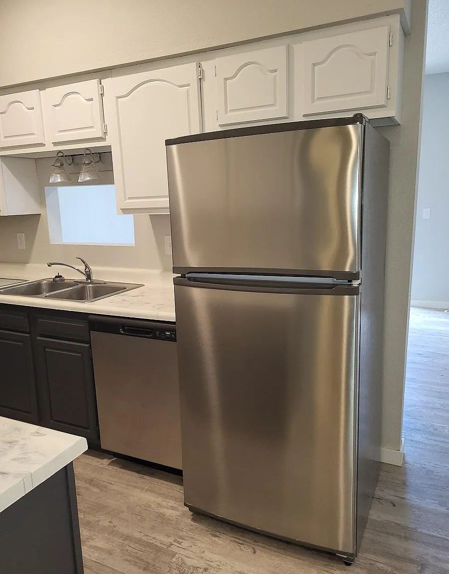 5 bed, 1600 sqft, $3,915 — Photo 3
