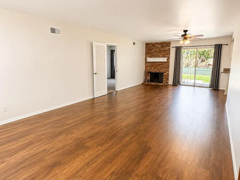 1521 Oak Hill Dr — Photo 2
