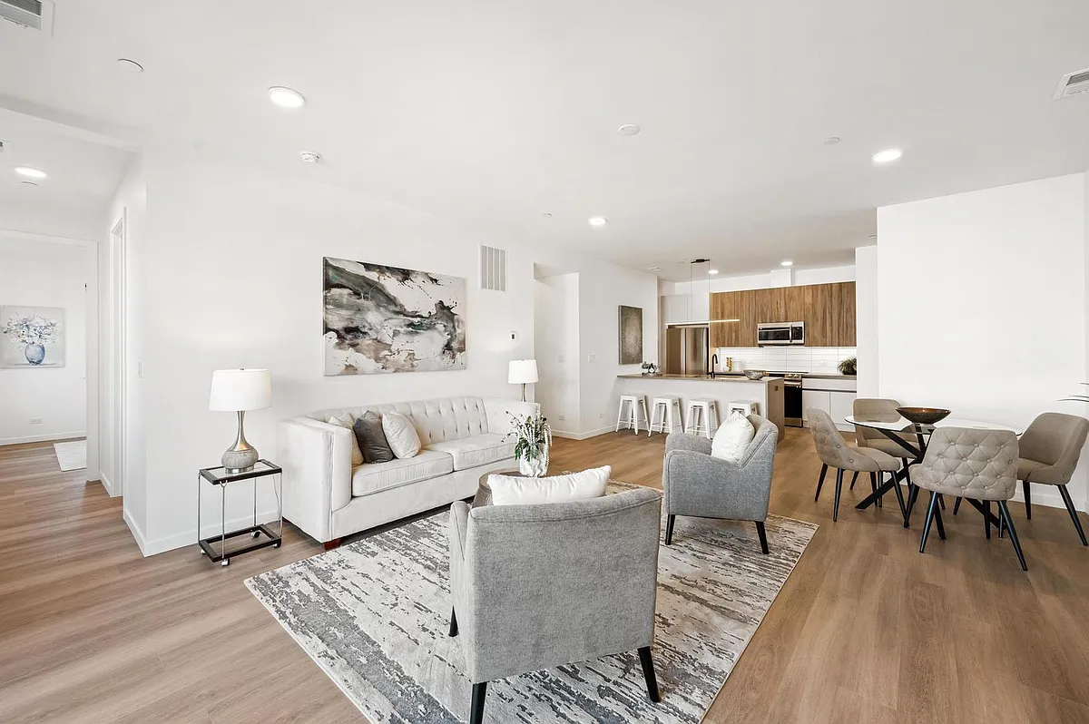 Building Photo - 204 S Leavitt St #204