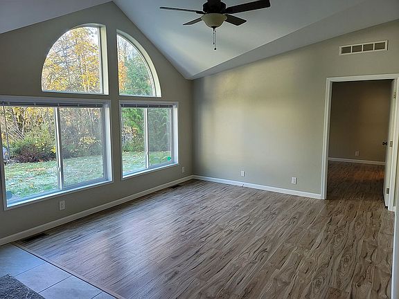 2nd image of 212 NE Steelhead Dr S
