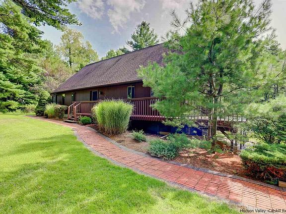 4th image of 121 Laurel Hollow Ests