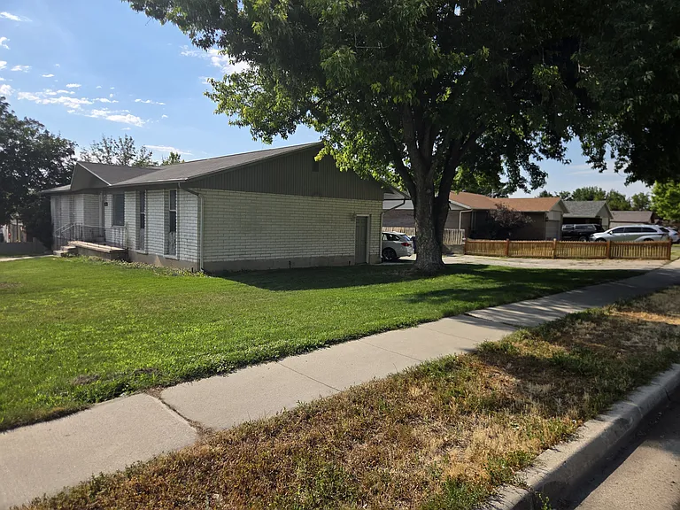 1125 E Fallbrook Way — Photo 4