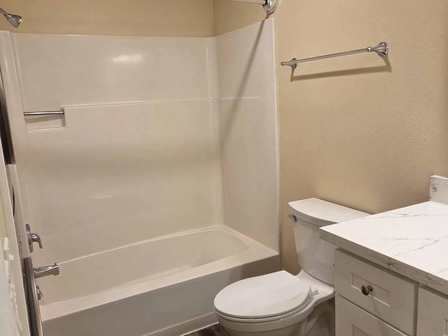 2 bed, 875 sqft, $2,400 — Photo 3