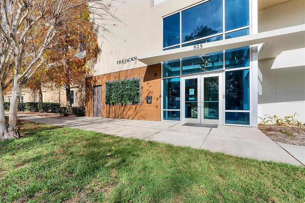 1 bed, 1.0 bath, 1000 sqft, $4,490 — Photo 1