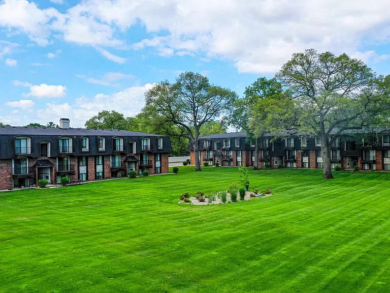 Glen Oaks Apartments — Photo 18