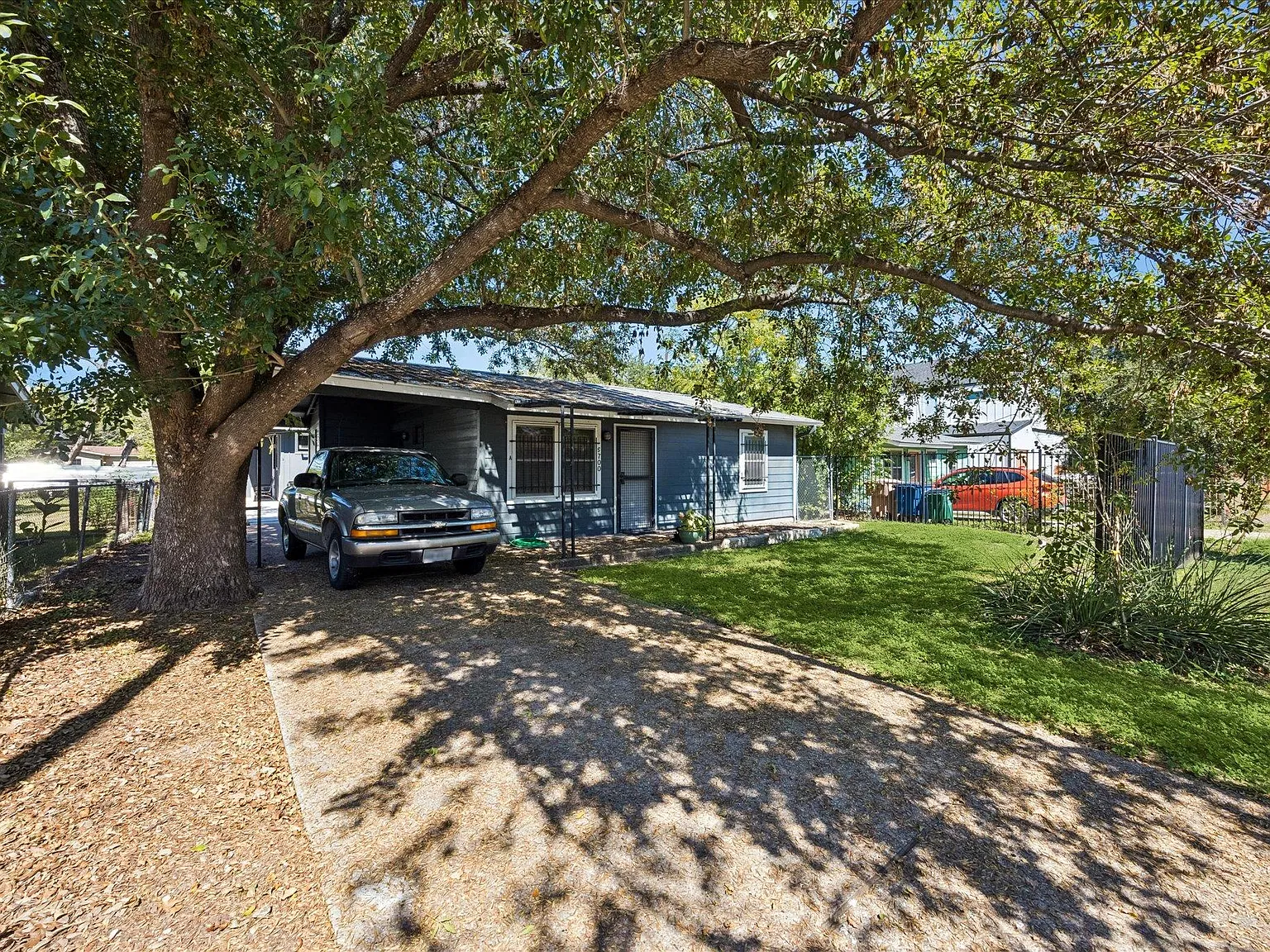 2 bed, 1.0 bath, 1310 sqft, $1,400 — Photo 1