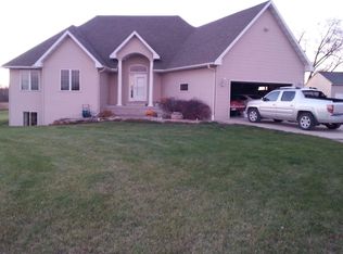 3654 Birch Dr, Mason City, IA 50401