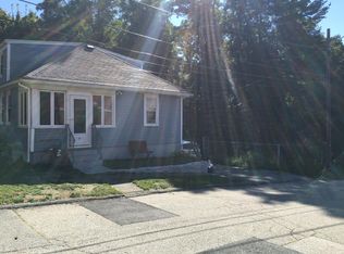 18 School Ln, Barrington, RI 02806