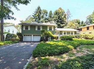 20 Russell Woods Rd, Great Neck, NY 11021