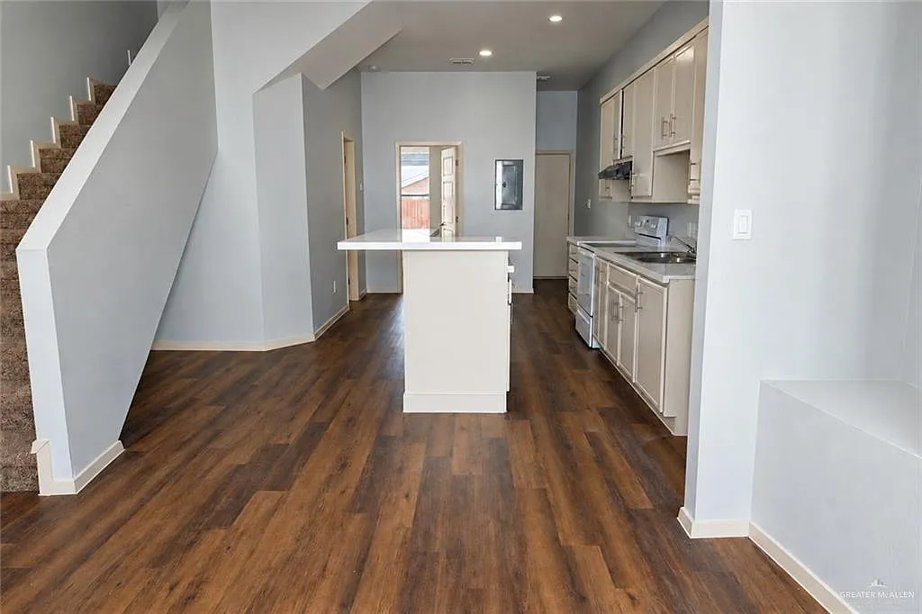 3 bed, 3.0 bath, 22882 sqft, $1,400 — Photo 3