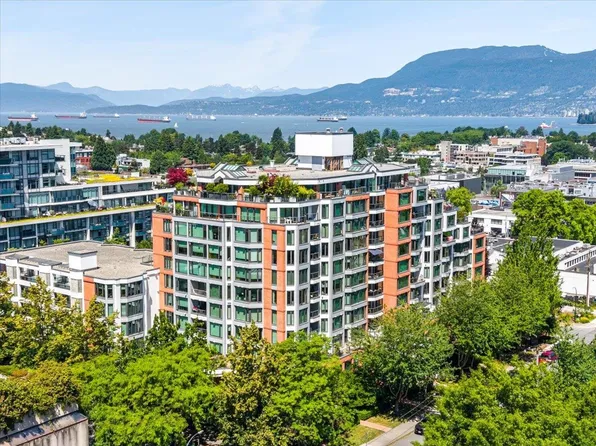 2201 Pine St #702, Vancouver, BC V6J 5E7