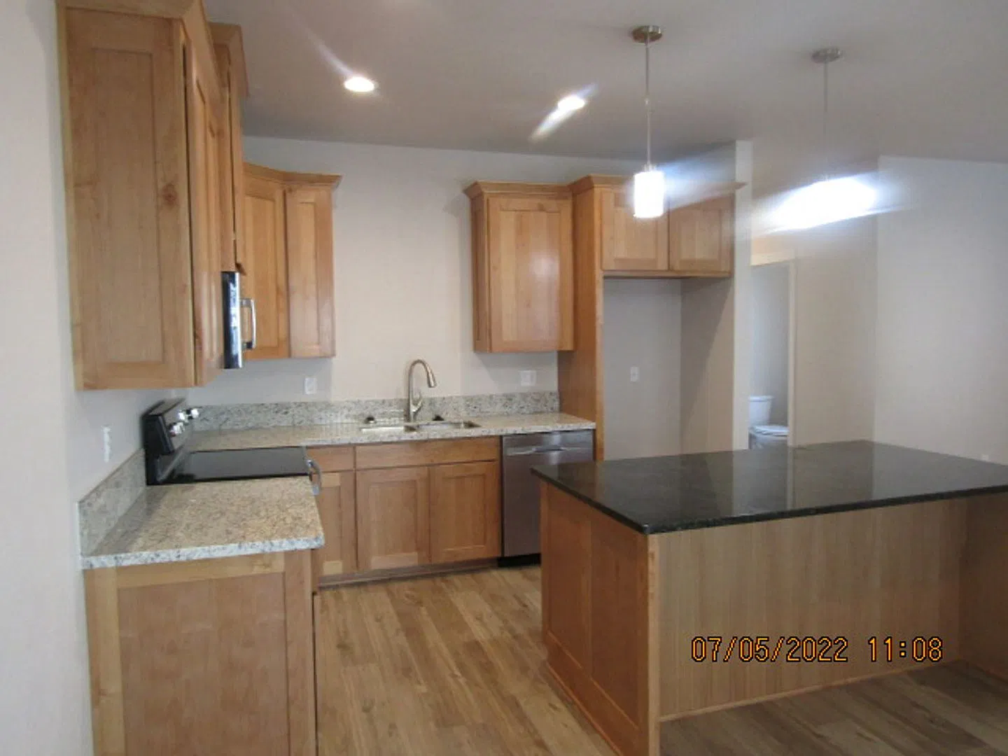 Beautiful Newer 3 bedrooms 2.5 Bathrooms Home in Talent OR — Photo 3