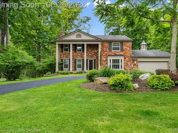 32807 Red Oaks Trl, Beverly Hills, MI 48025