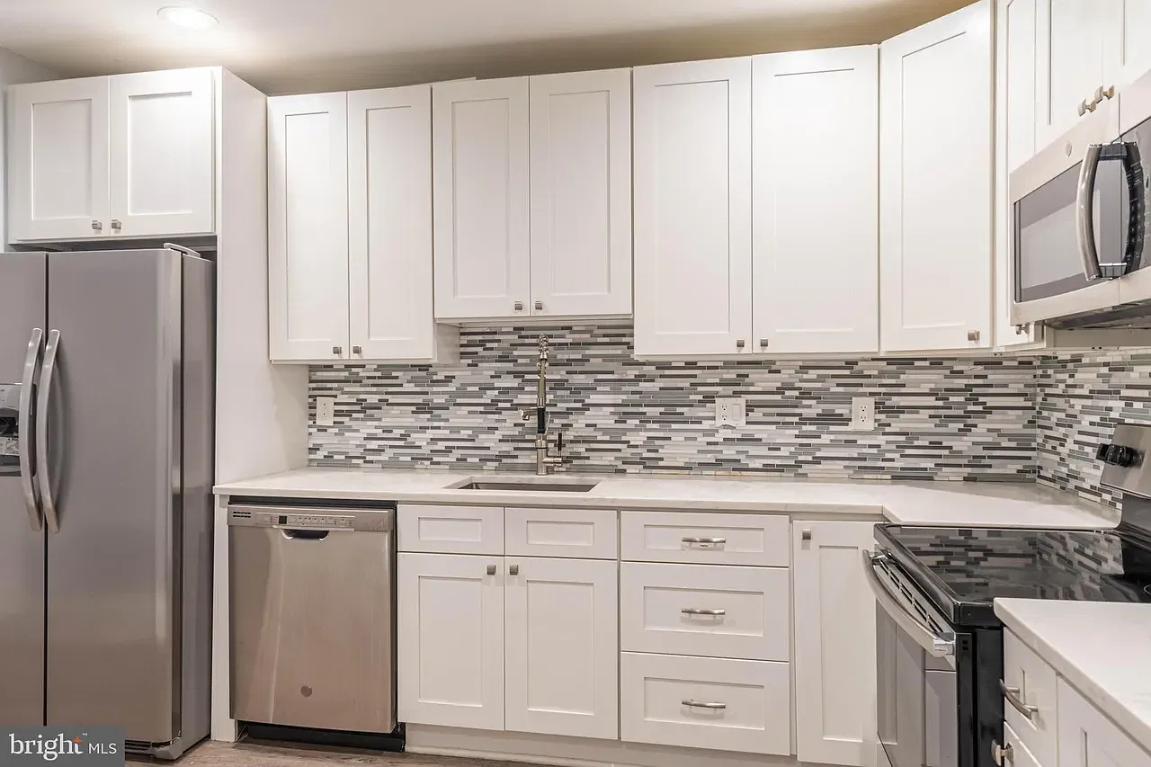 2 bed, 850 sqft, $2,100 — Photo 1