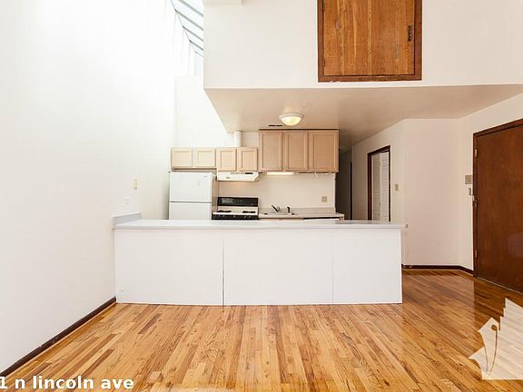 3rd image of 2521 N Lincoln Ave #1823