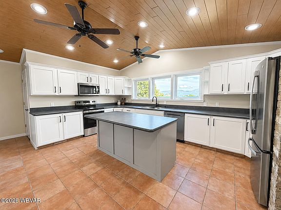 5th image of 423 Clinton St