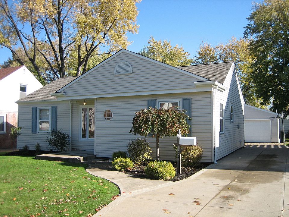 Adorable Curb Appeal!