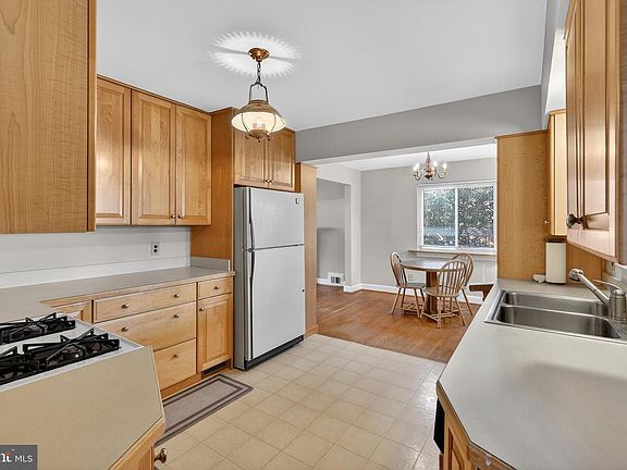 4th image of 6001 Dinwiddie St