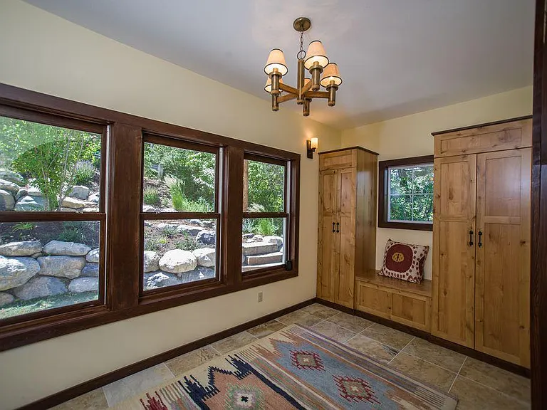 304 Skyles Pl — Photo 5