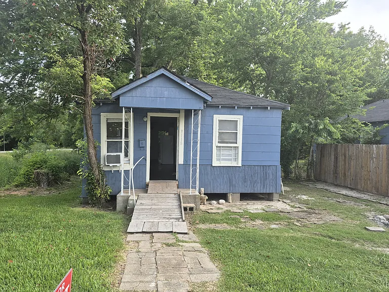 3114 Dennis St — Photo 2