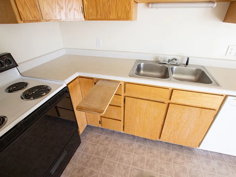 488 Elm St — Photo 5