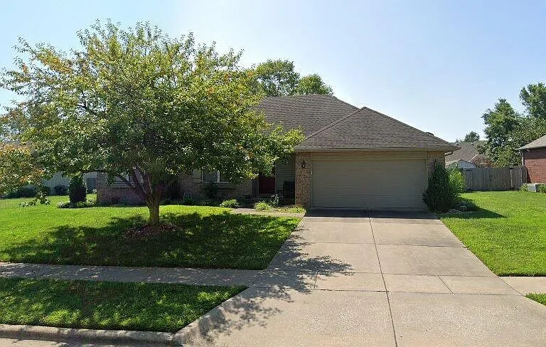 812 E Spring Dr — Photo 1
