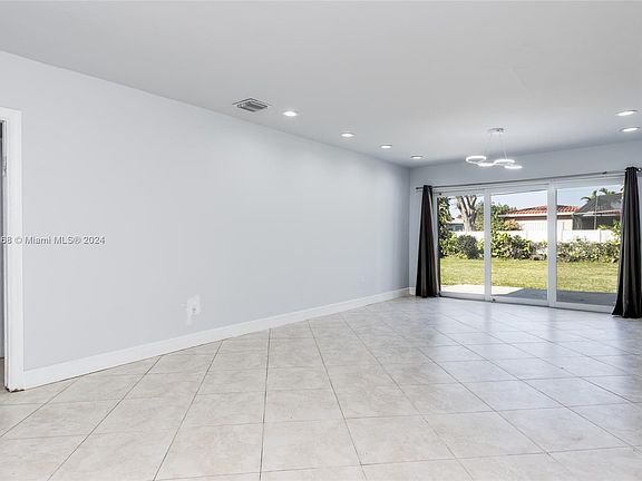 5th image of 17110 NE 11th Ct