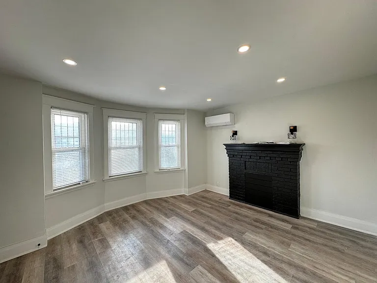 931 Main St E #4 — Photo 28
