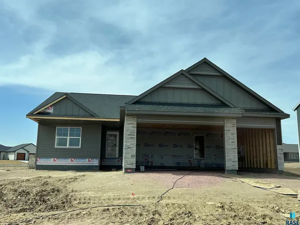 913 S Country Club Ave, Brandon, SD 57005