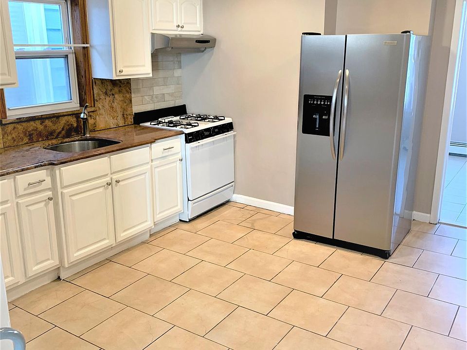 2nd image of 911 Grand Ave #1