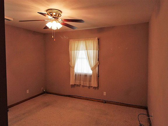 5th image of 404 N Circle Dr