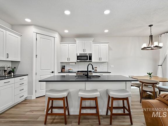 4th image of 834 E Exploration Dr