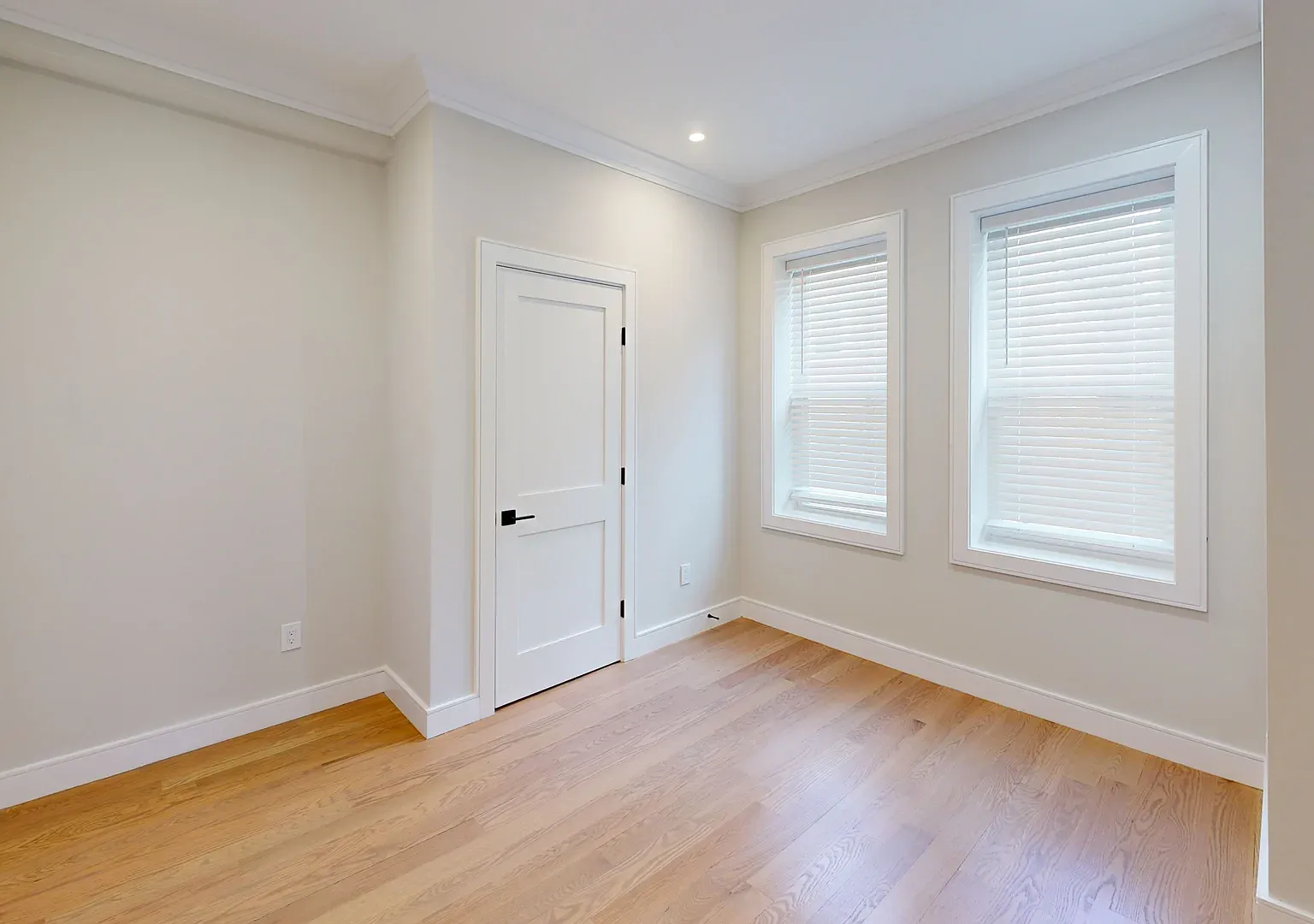 4 bed, 1100 sqft, $5,450 — Photo 3