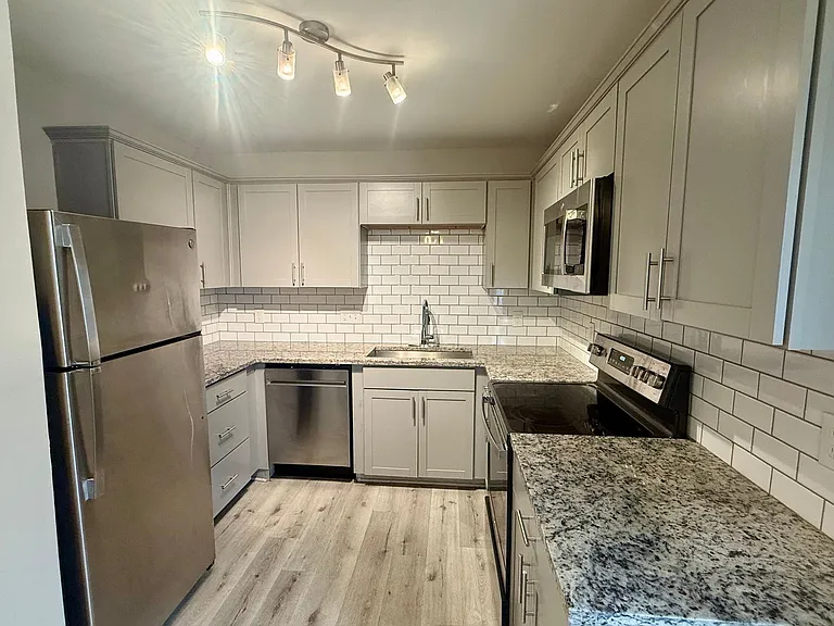 100-114 Ivey Rd — Photo 2