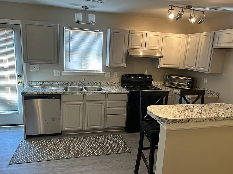907 Rucker Cliff Dr — Photo 5