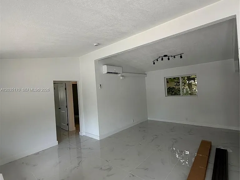 3220 Plaza St — Photo 5