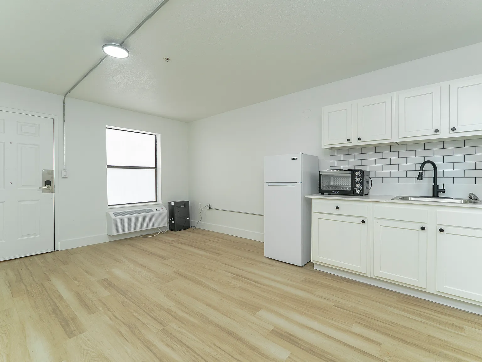 Studio, 300 sqft, $695 — Photo 4