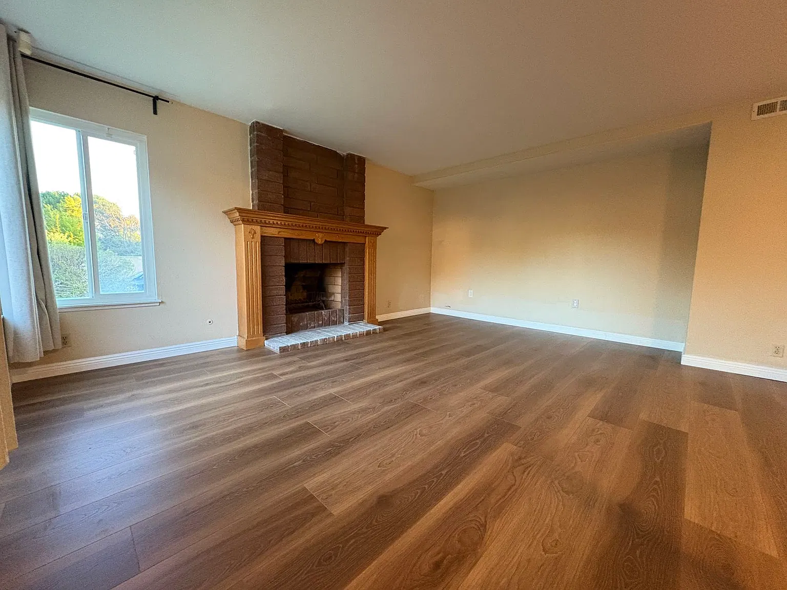 4 bed, 2268 sqft, $4,100 — Photo 2