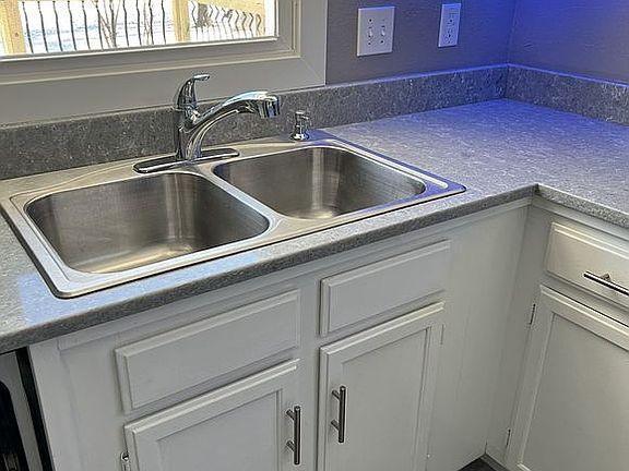5th image of 215 10th Ave NW