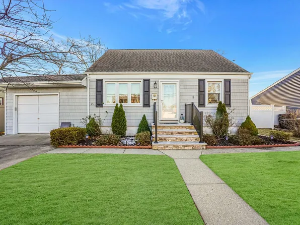 465 N Hamilton Avenue, Lindenhurst, NY 11757