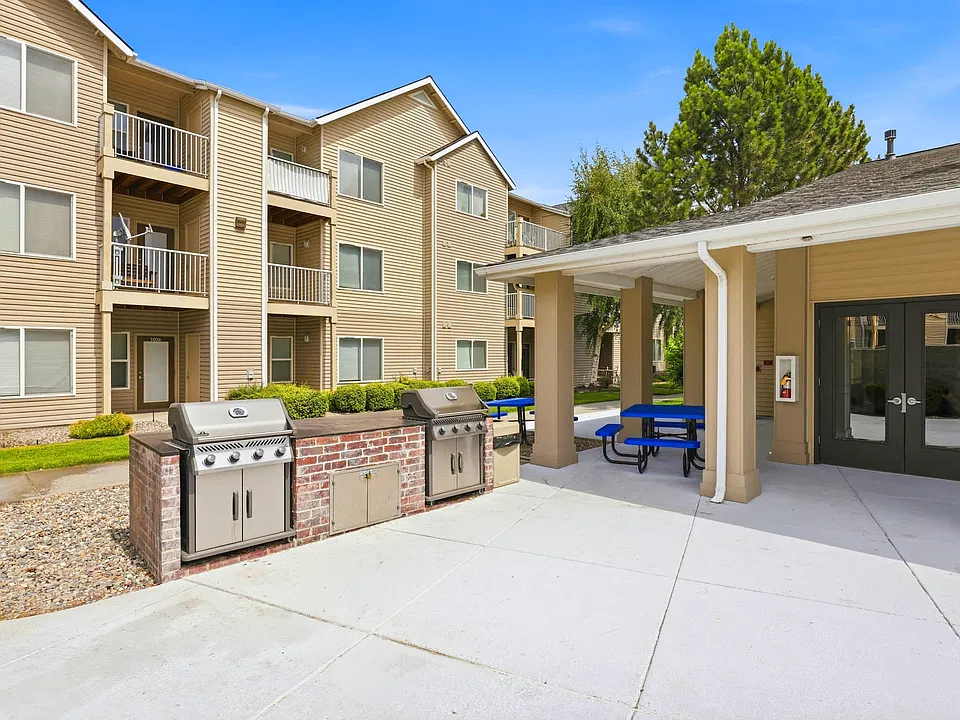 The Broadmoor Apartments