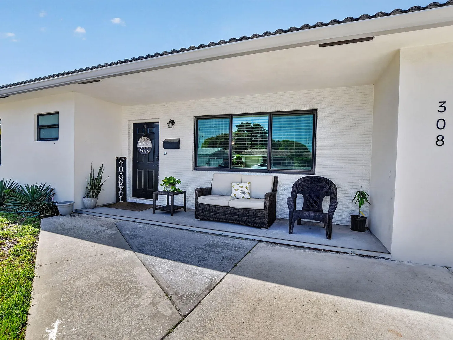 2 bed, 2.0 bath, 1699 sqft, $3,900 — Photo 2