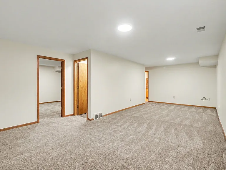 6065 Fairgrove St — Photo 14