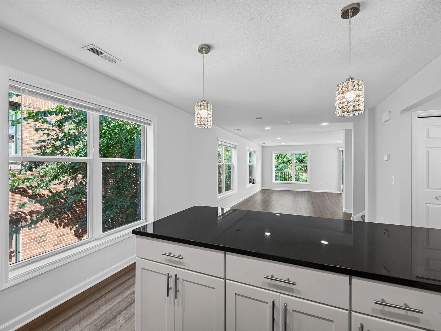 4 bed, 1887 sqft, $2,950 — Photo 3