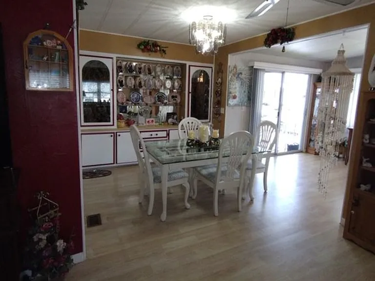 497 Ridgewood Ln — Photo 2