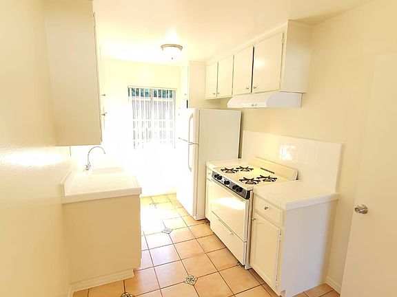 2nd image of 2828 Rowena Ave #21