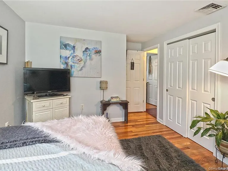 166 Hall St — Photo 13