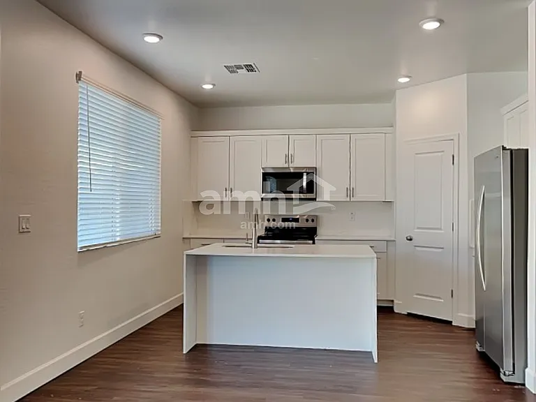 17138 W Golden Ln — Photo 5